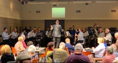 de muzikanten van de harmonie van Halle op het podium voor het publiek in open lucht
