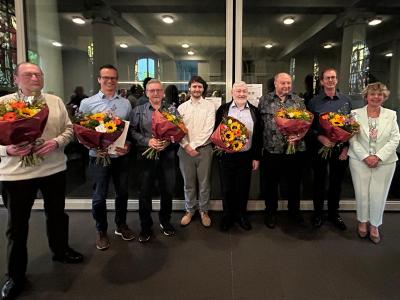 Op de foto (van links naar rechts): Jos Van Dongen (ereraadslid), Wim Govers (ereschepen), Jef Laureyssens (ereraadslid), Lukas Kint (voorzitter gemeenteraad), Alfons Christiaensen (ereraadslid), Paul Van Wesenbeeck (ereschepen), Walter Van Hofstraeten (ereraadslid), Katrien Schryvers (burgemeester)