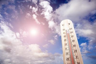een thermometer geeft hoge temperaturen aan onder een brandende zon