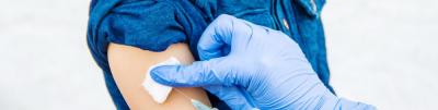 een persoon krijgt een prik van het COVID-19-vaccin in de arm
