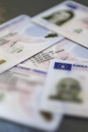 een foto van verschillende rijbewijzen bankkaartmodel