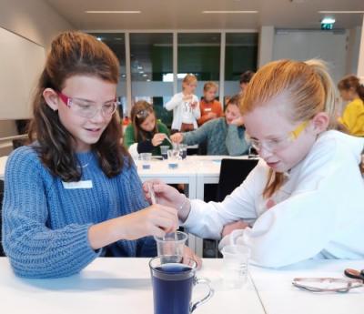 twee kinderen experimenteren op één van de workshops STEM