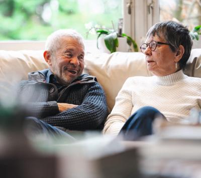 Jan en Mia vertellen in hun woonkamer in de zetel over hun hulp als vrijwillige begeleiders van vluchtelingen