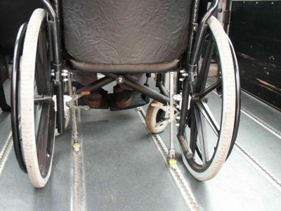 rolstoel wordt in een wagen geplaatst