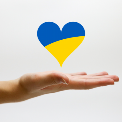 een hand draagt een hart in de kleuren van de Oekraïense vlag