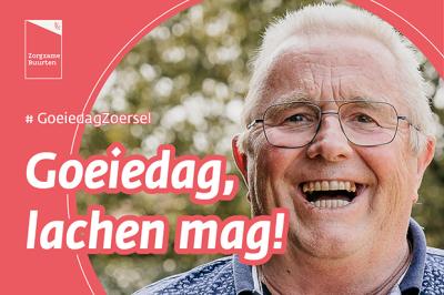 een man lacht enthousiast