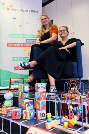 Annelies en Emma van Huis van het Kind stellen de speelbabbels voor