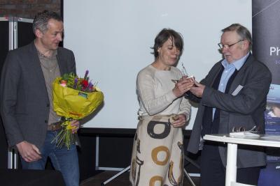 Roel Van Elsacker en Liesbeth Verstreken reiken de prijs uit aan Paul