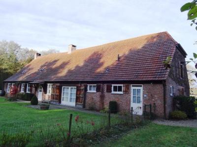 Monumentale hoeve met losstaande bestanddelen, uit het vierde kwart van de 18de eeuw, bestaande uit woonstalhuis, stalling aan zuidzijde en langsschuur aan noordoostzijde.