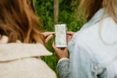 twee dames kijken op hun smartphone naar een online uitgestippelde wandelroute