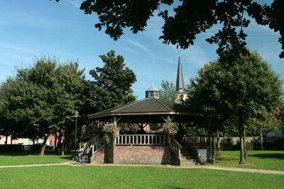 een zicht op de kiosk van het dorpsplein van Halle