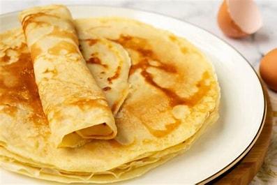 bord met pannenkoeken 