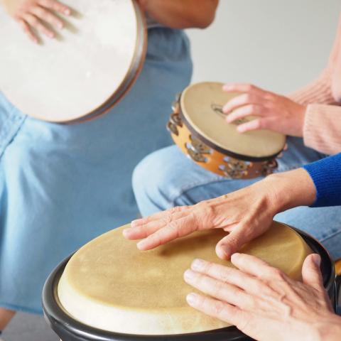 mensen maken muziek op conga, tamboerijn en handtrom