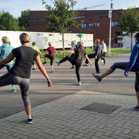 Een opwarmingshalfuurtje van een conditieles, op een moment dat het mooi weer was.