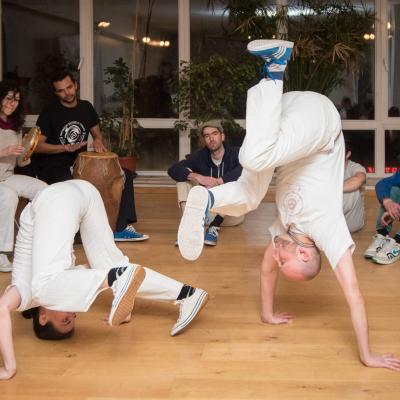 De 'Roda', de cirkel waar twee spelers capoeira spelen. 