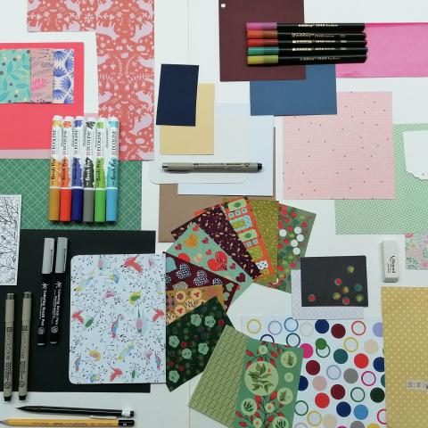 knutselmateriaal; papier, stickertjes, allerlei stiften