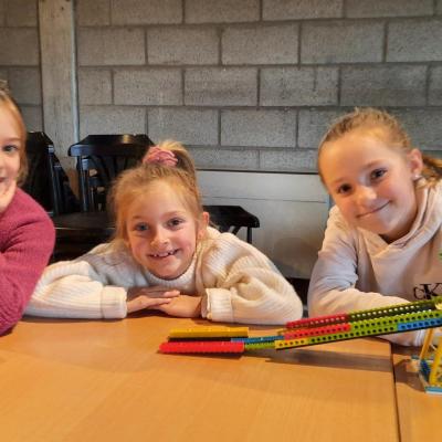 Leerlingen tweede en derde leerjaar aan de slag met LEGO