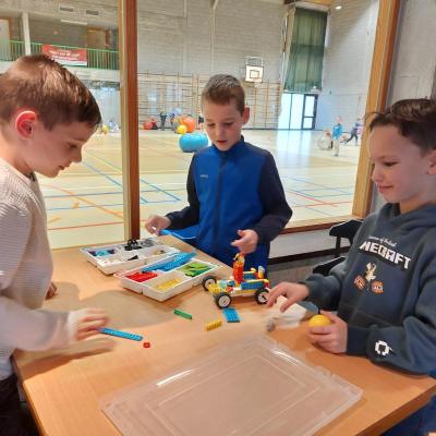 Leerlingen tweede en derde leerjaar aan de slag met LEGO