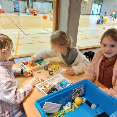 Leerlingen tweede en derde leerjaar aan de slag met LEGO
