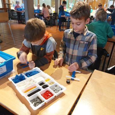 Leerlingen tweede en derde leerjaar aan de slag met LEGO