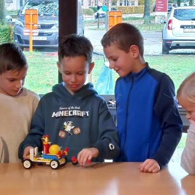 Leerlingen tweede en derde leerjaar aan de slag met LEGO