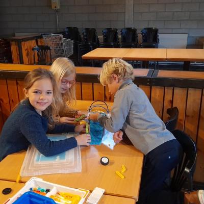 Leerlingen tweede en derde leerjaar aan de slag met LEGO