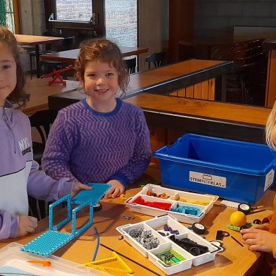 Leerlingen tweede en derde leerjaar aan de slag met LEGO