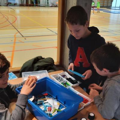 Leerlingen tweede en derde leerjaar aan de slag met LEGO