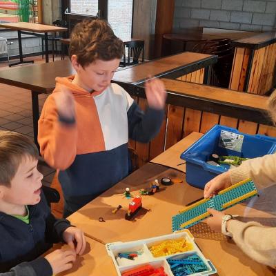 Leerlingen tweede en derde leerjaar aan de slag met LEGO