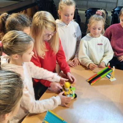Leerlingen tweede en derde leerjaar aan de slag met LEGO