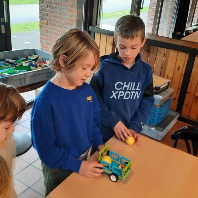 Leerlingen tweede en derde leerjaar aan de slag met LEGO