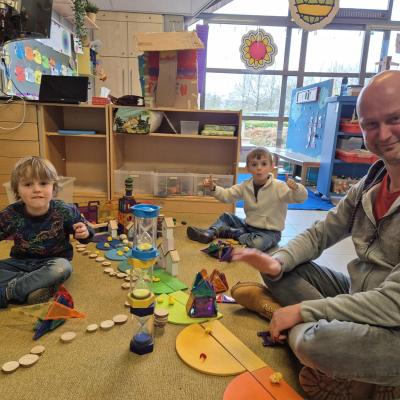 ouders doen dagje mee met de kleuters