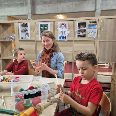 ouders doen dagje mee met de kleuters